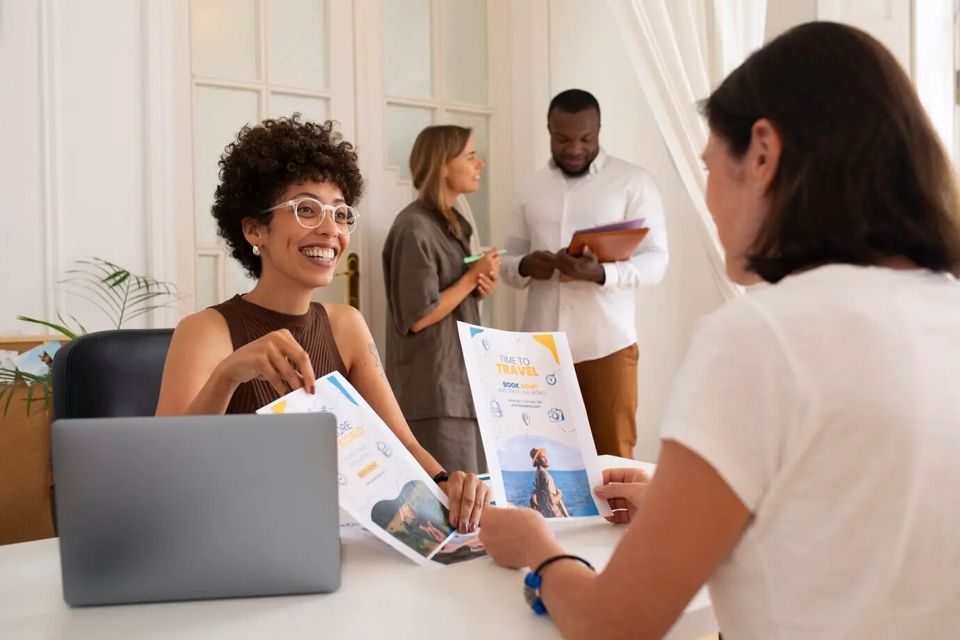 Halbnahe Aufnahme von Menschen in einem Reisebüro.