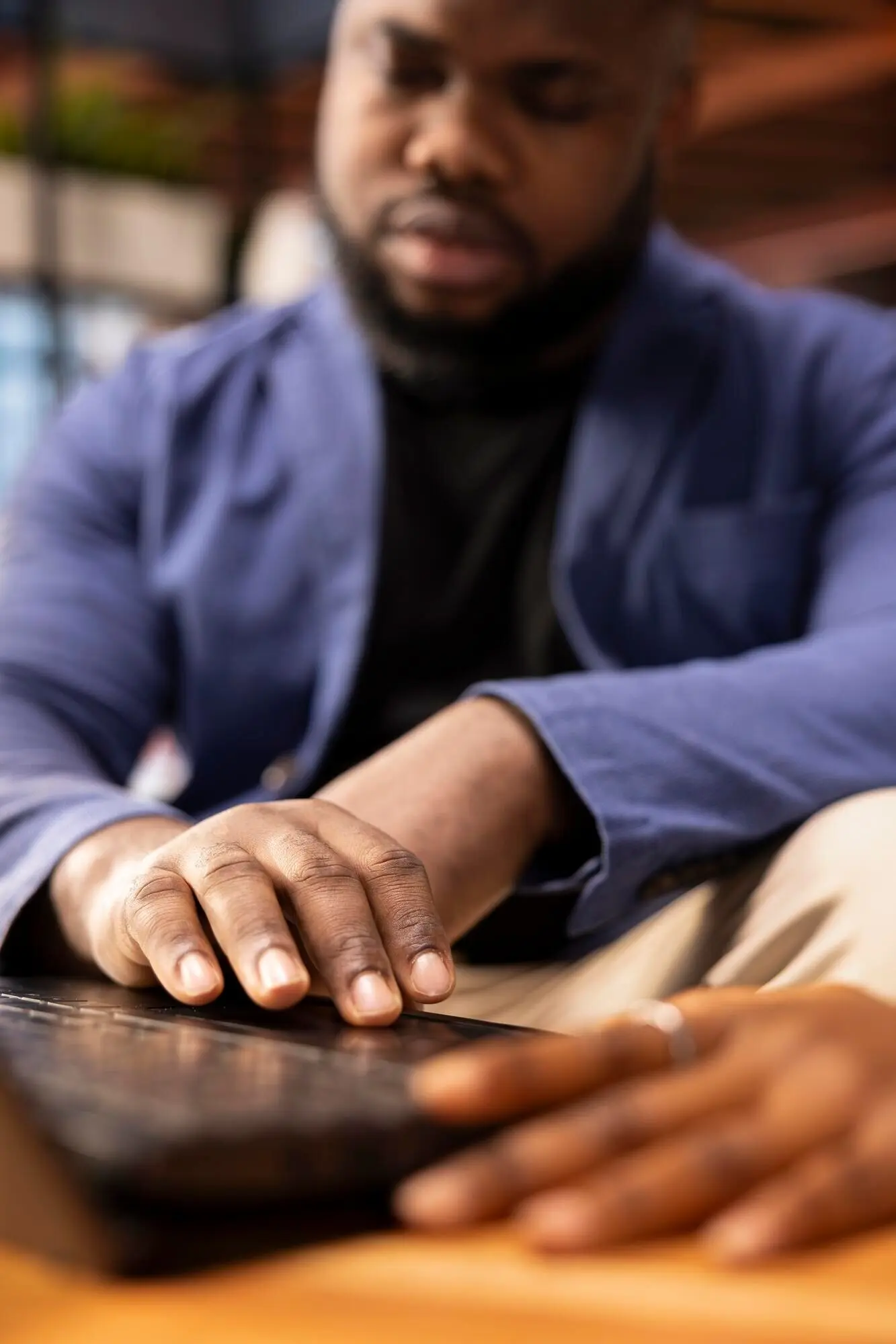 Ein schwarzes Paar im Wohnzimmer diskutiert kreative Ideen für ein Online-Unternehmen.