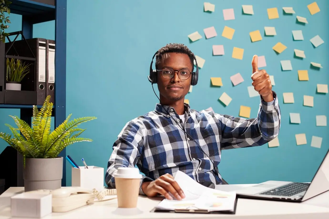 Ein schwarzer Agent mit Headset zeigt den Daumen hoch.