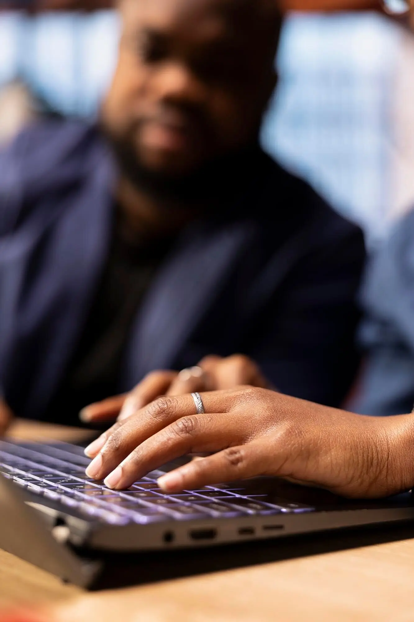Ein afroamerikanischer Mann und eine afroamerikanische Frau sitzen in einem stilvollen Homeoffice.