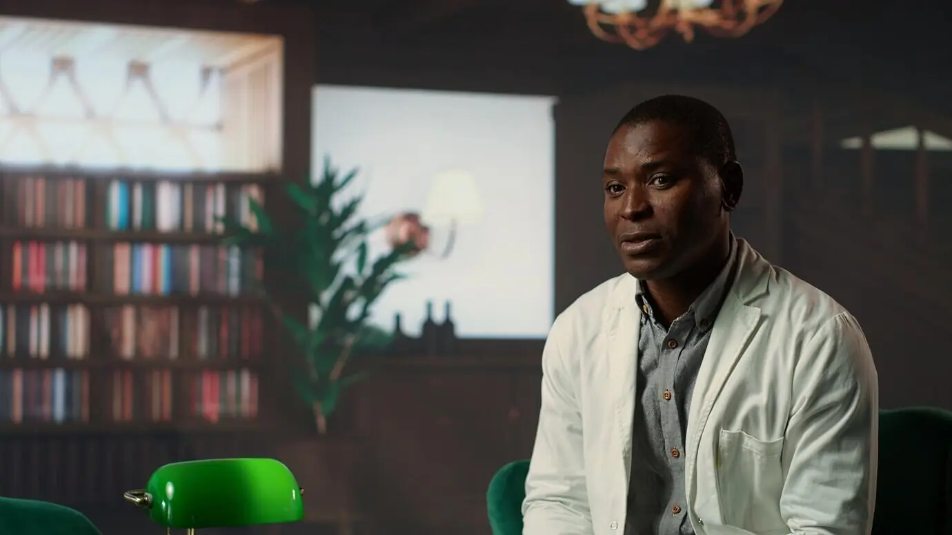 Arzt im weißen Kittel spricht offen über die Schwierigkeiten seiner medizinischen Karriere.