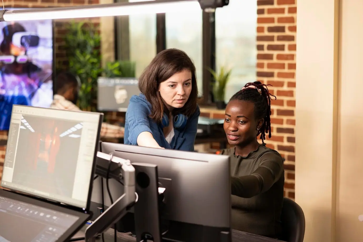 Frauen bei der Analyse kreativer Projekte