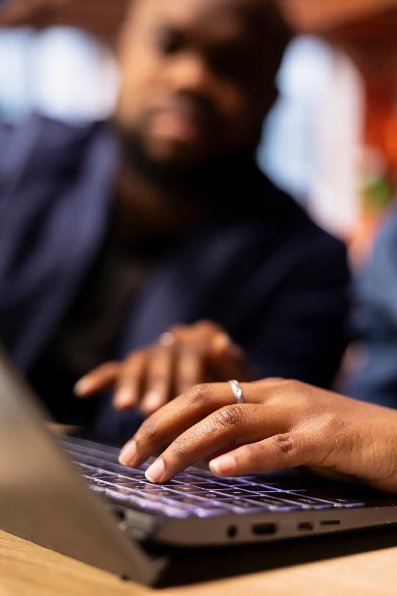Ein afroamerikanisches Paar arbeitet im Homeoffice in ihrer Wohnung.